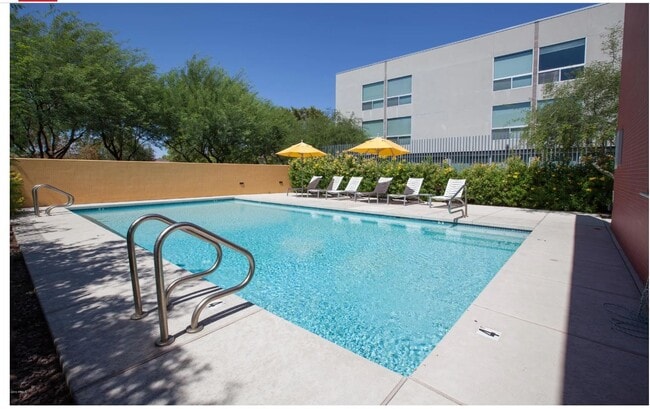 Building Photo - 727 E Portland St