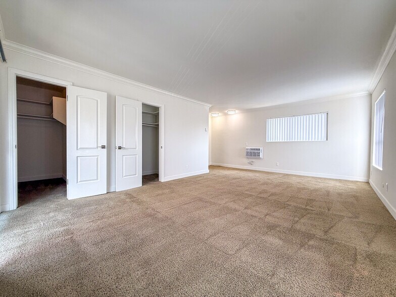 Building Photo - 9319 Alcott St