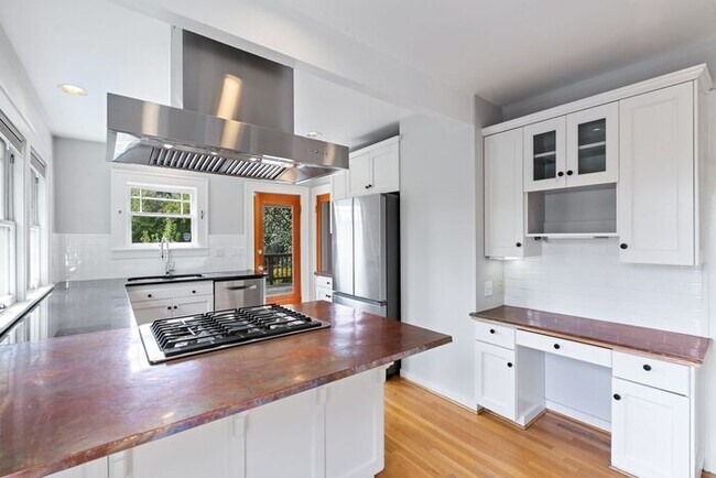 Building Photo - Charming AIR CONDITIONED Leschi Craftsman