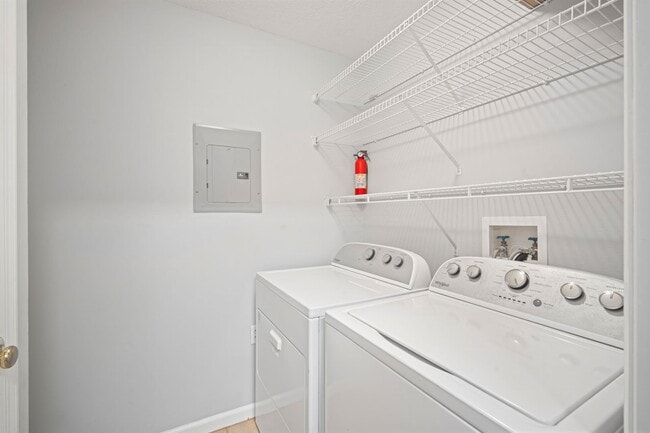 Building Photo - Renovated 2BR/2BA Condo With a Garage in I...