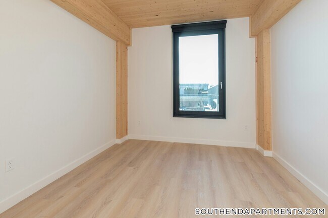 Building Photo - 11 E Lenox St