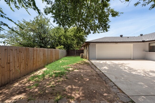 Building Photo - 1108 Janell Dr