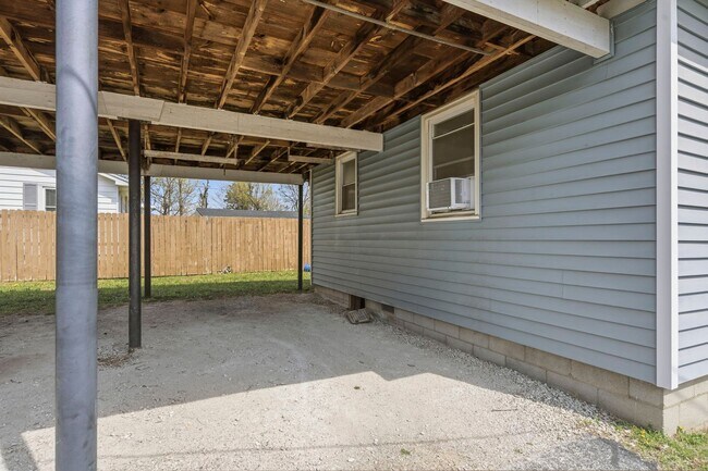 Building Photo - 1 Bedroom | 1 Bathroom | House with Carport | Located on a Quiet Street| Lawn Care and Trash Incl...