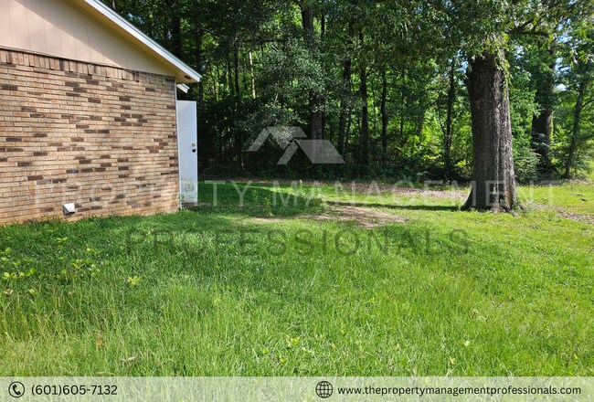 Building Photo - Cute, Comfortable on a Circle