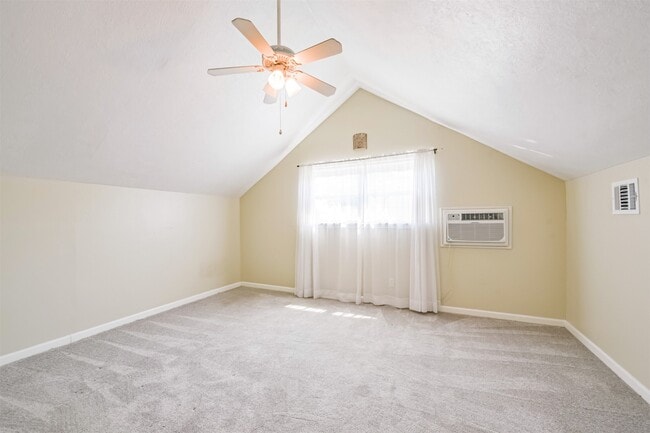 Building Photo - 201 Meadowlawn St