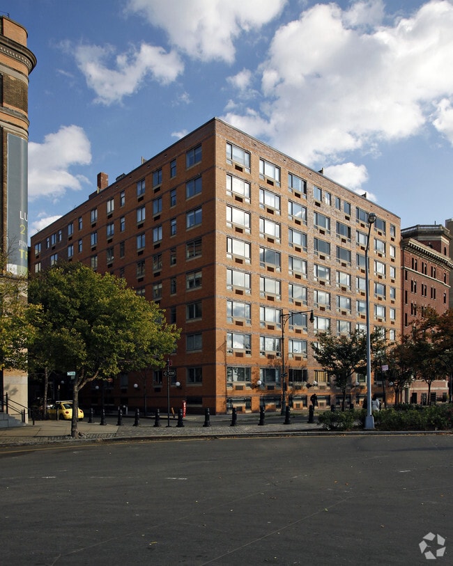 Building Photo - 110 Horatio St