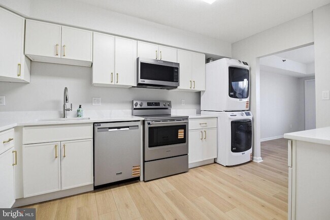 Building Photo - 3713 S George Mason Dr