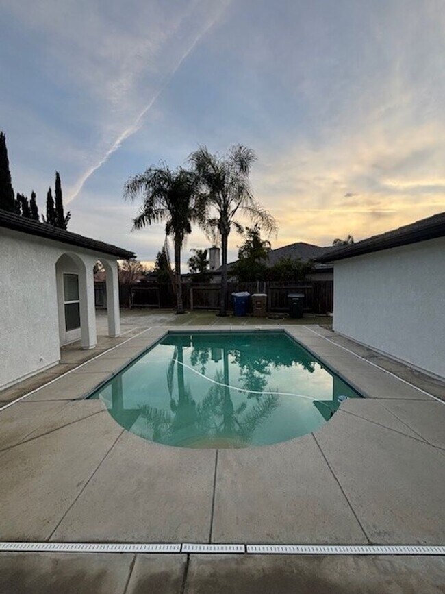 Building Photo - Move-In Ready 4 Bedroom Home with Pool in Rosedale