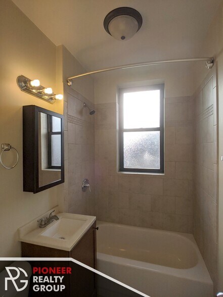 Building Photo - 812 W Diversey Pky