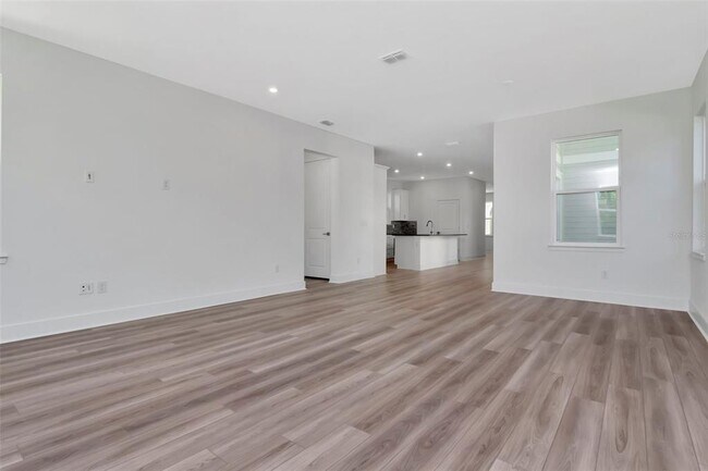 Building Photo - 402 E Oak Ave