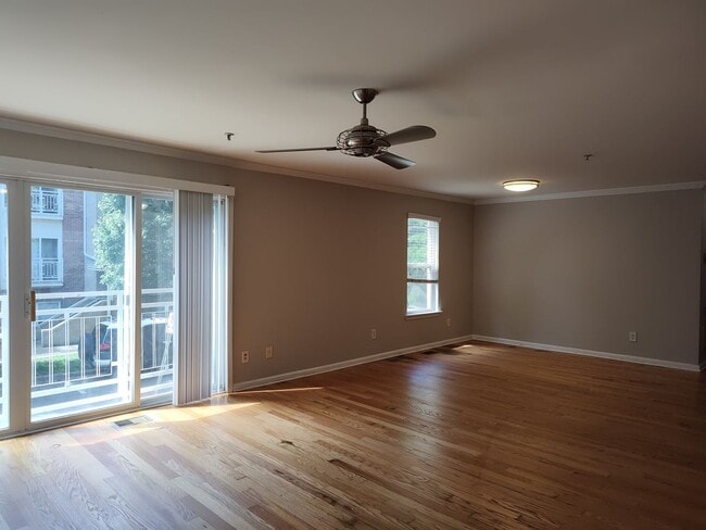 Building Photo - Move in Ready Condo located in The Renaiss...