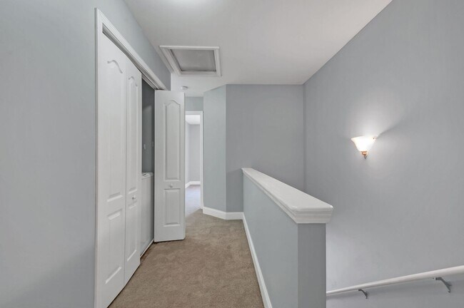 Building Photo - Awesome 3BE/2.5BA home in Bellevue!