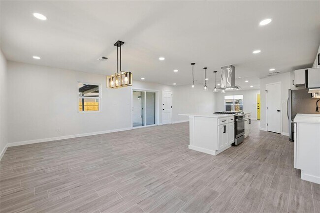 Building Photo - 1400 Bellmar Dr
