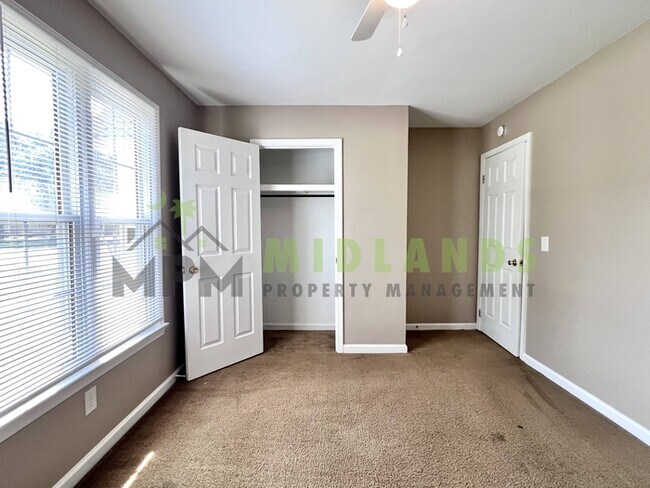 Building Photo - 113 Lake Shire Dr