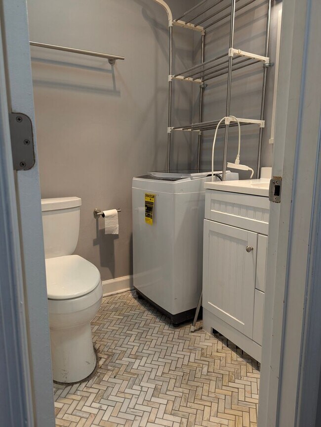 Building Photo - Gorgeous 2 Bed 1 Bath Condo with Private B...