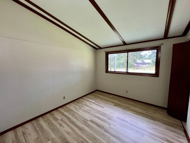 Building Photo - 3 Bed 1 Bath in Rhinelander on the water!
