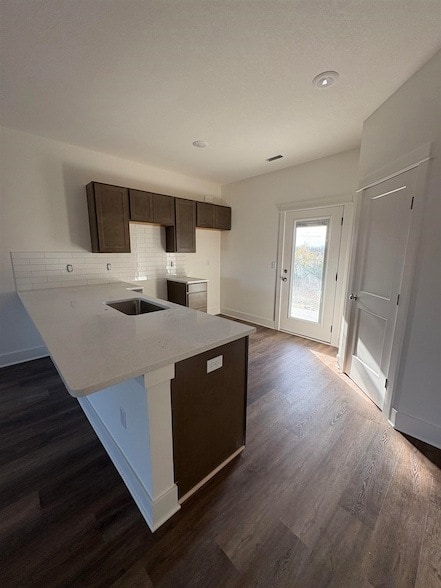 Building Photo - 4833 N Vassar Ave