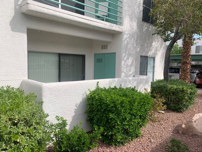 Building Photo - GREAT 2 BEDROOM 2 BATH LOCATED NEAR SUMMERLIN