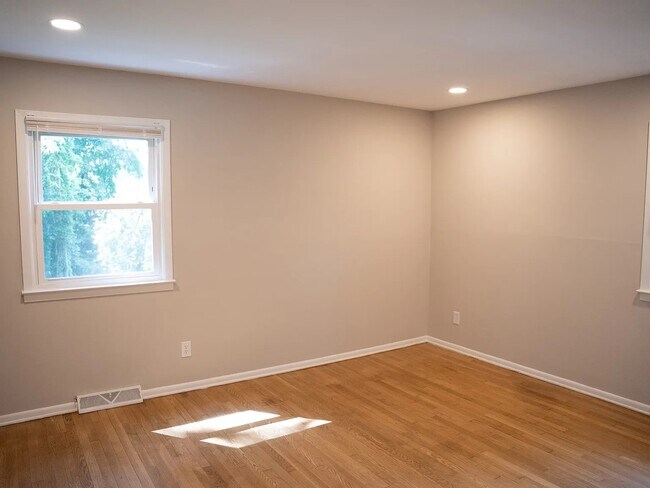 Building Photo - 914 Edison Rd