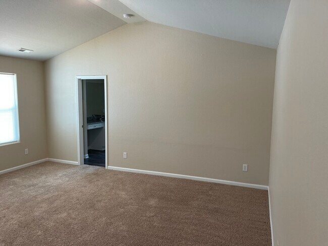 Building Photo - 1020 Standing Oak Dr