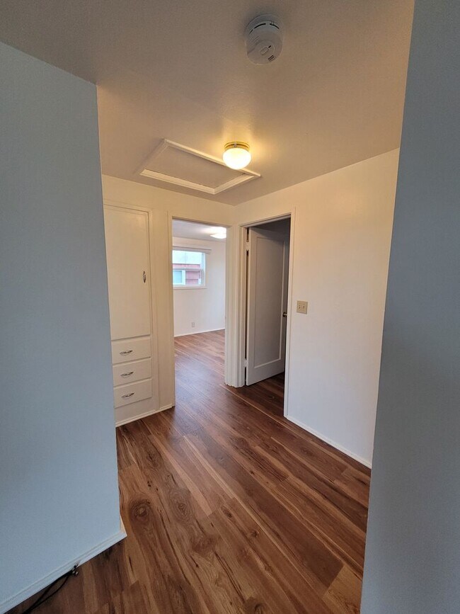 Building Photo - House in Knolls Vista