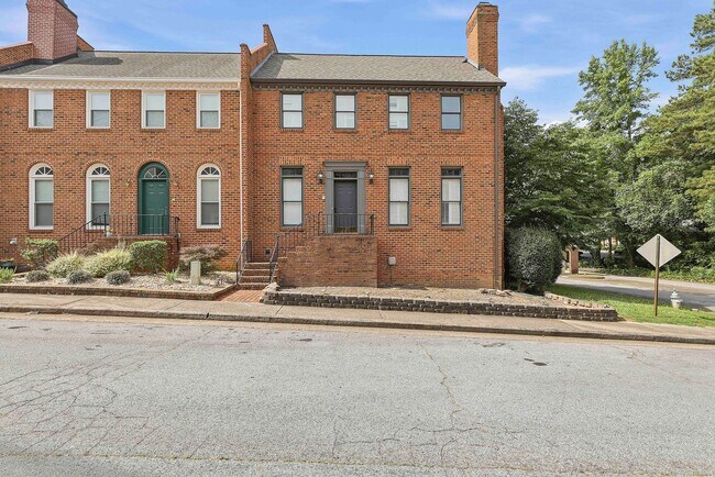 Building Photo - Charming 3BR Townhome with Elevator in the Heart of Fayetteville