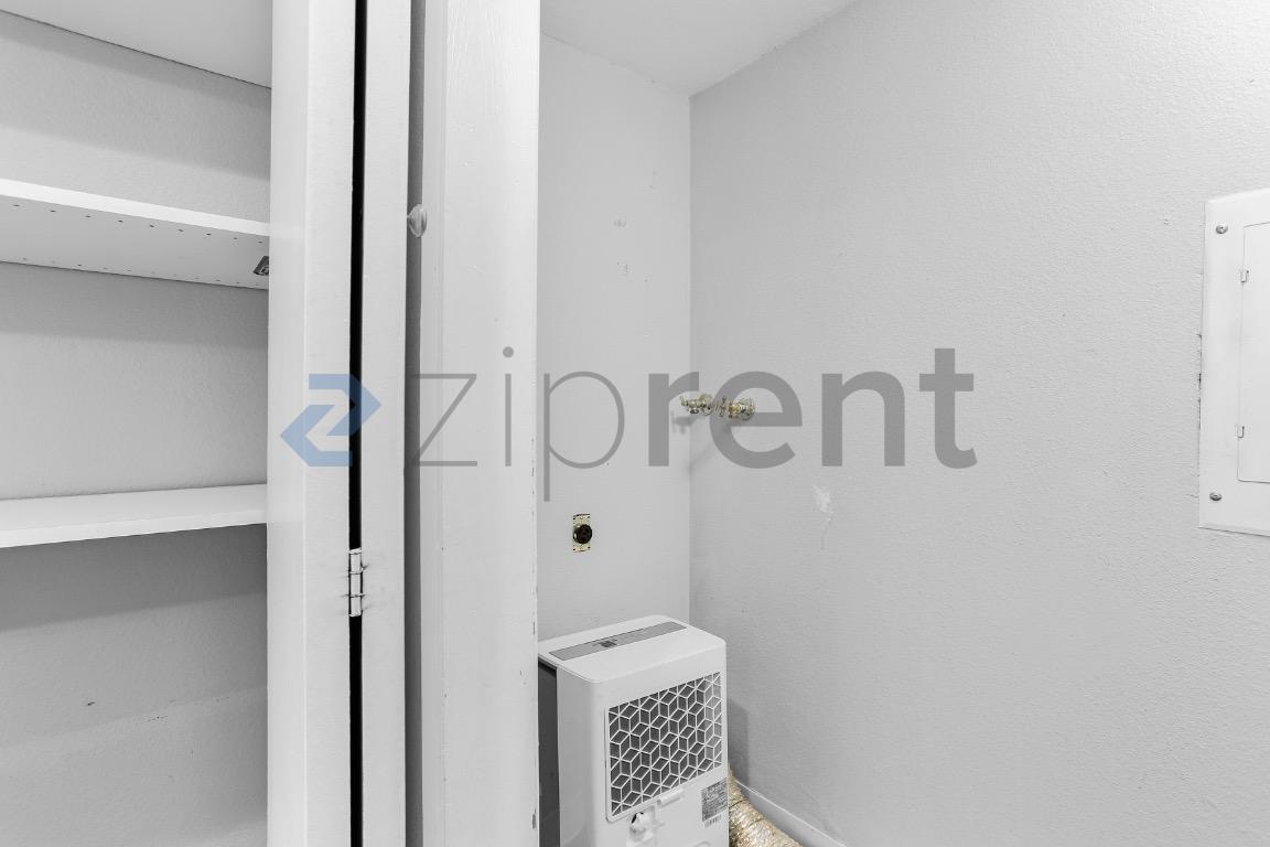 Building Photo - Unit