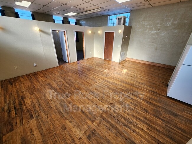 Building Photo - 208 E Main St