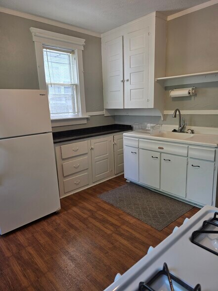 Kitchen - 220 E Oakland Ave