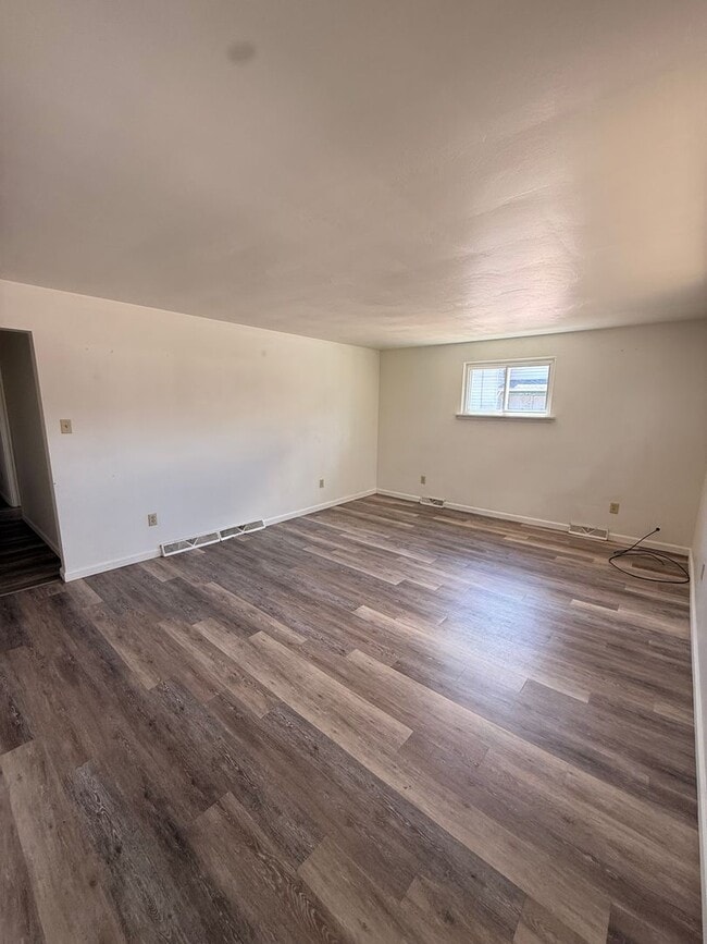 Building Photo - 2 Bedroom 1 Bathroom Apartment For Rent!