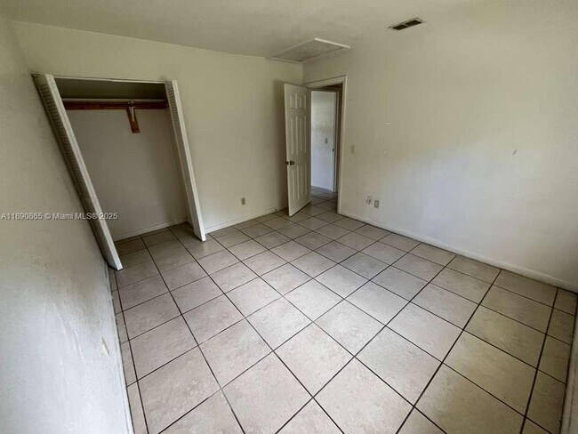 Building Photo - 819 King Orange Dr