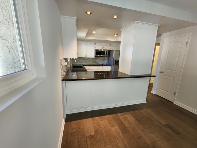 Building Photo - 323 S Broadway