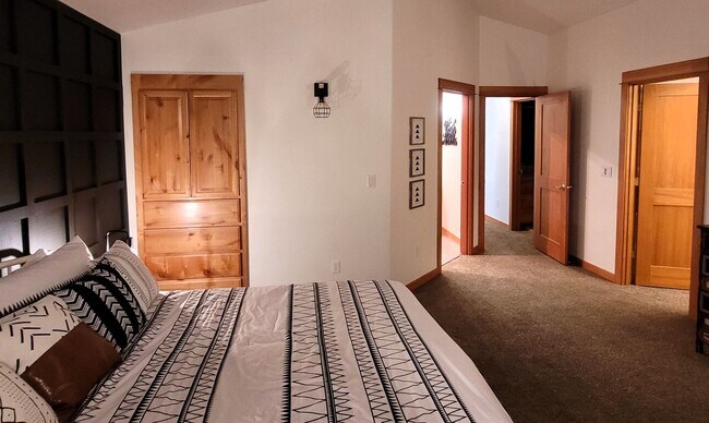 Building Photo - Hank's Hideaway in Sunriver, Furnished, all Utilities Included. Gym access, Hot Tub. 30-day Minim...