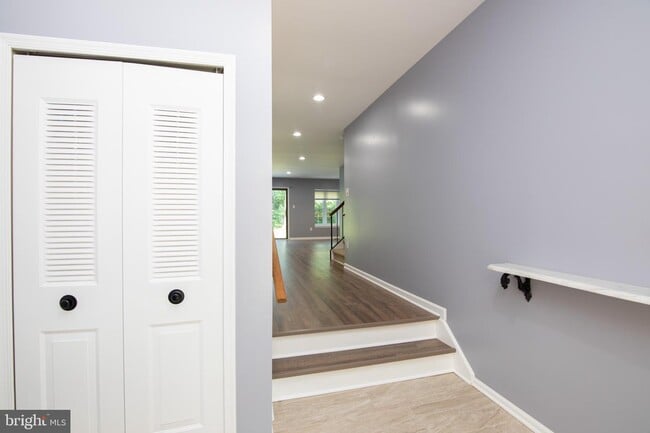 Building Photo - 322 Kings Croft Dr