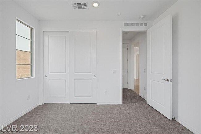 Building Photo - 10 Sun Lily Ln