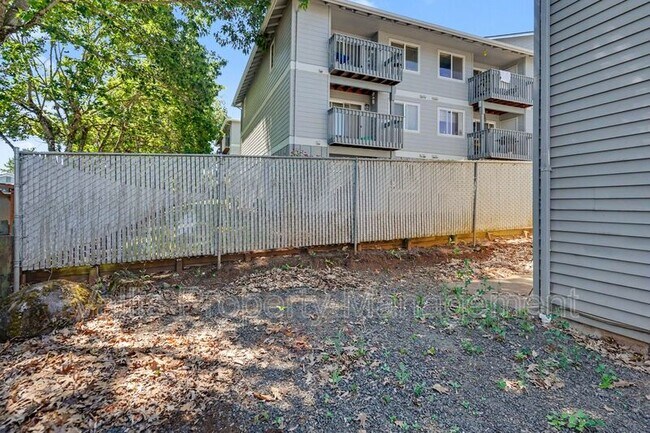 Building Photo - 5260 Springcrest Dr S
