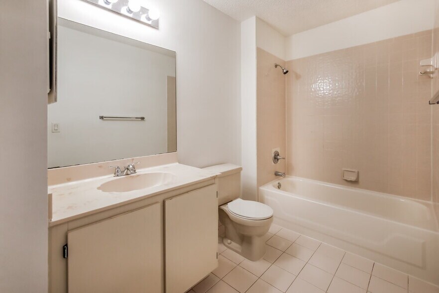 Building Photo - 578 Lakeside Cir