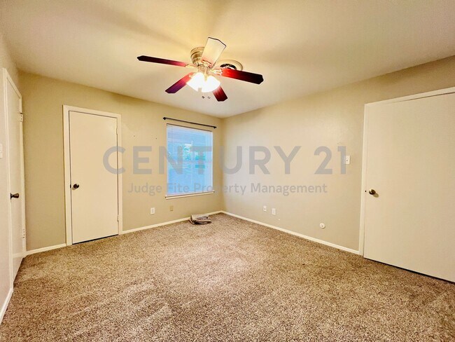 Building Photo - Mid-Century, Modern 3/2/2 with Designer Updates in Fort Worth For Rent!