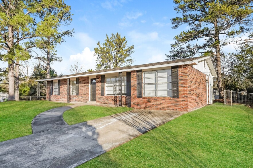 Building Photo - 5905 Luna Dr