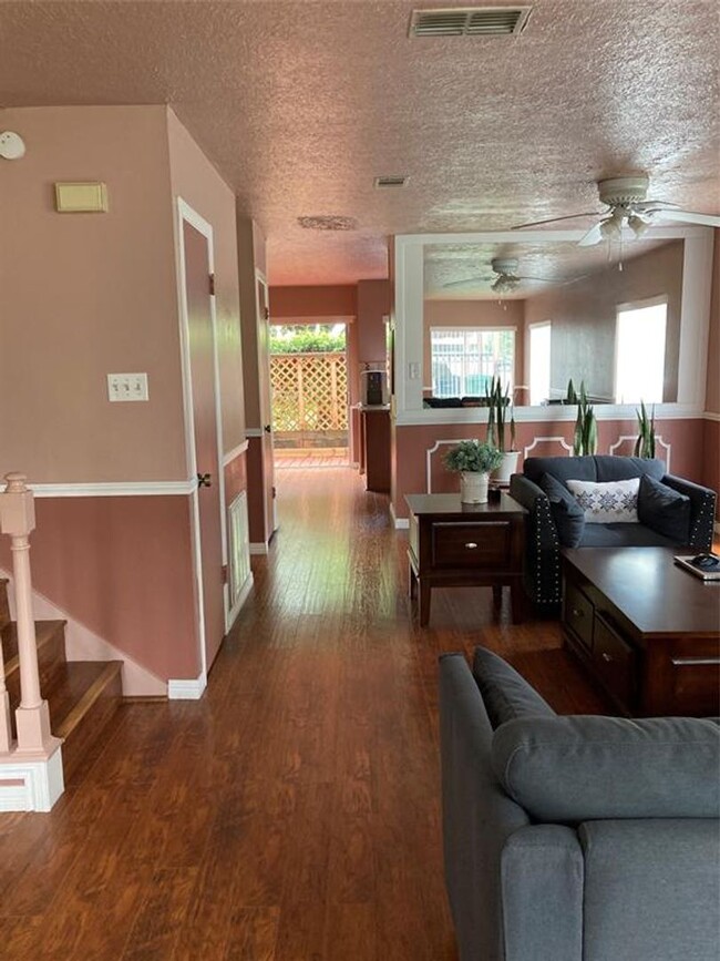 Building Photo - Totally updated townhome, Laminate Floor l...