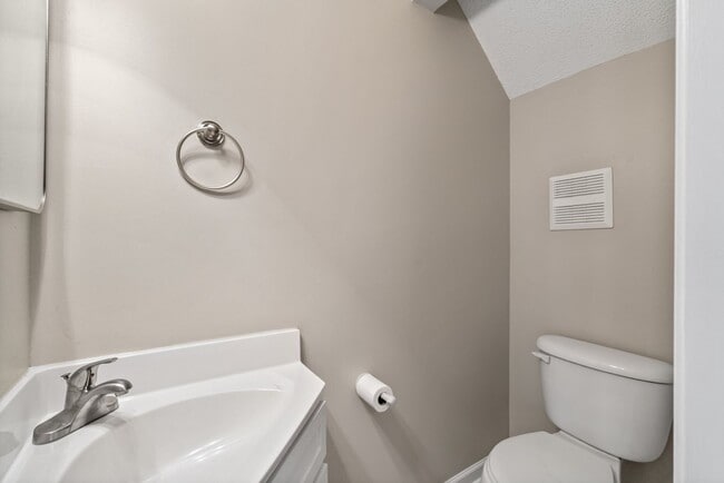 Building Photo - Modern Comfort in the Heart of West Knoxville