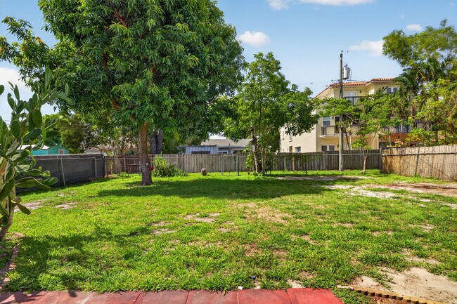 Building Photo - 423 SW 11th Ct