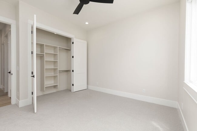 Building Photo - Stunning  4 bed | 3 bath | 3 car garage cu...