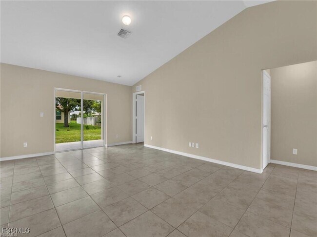 Building Photo - 1700 NE 5th Pl