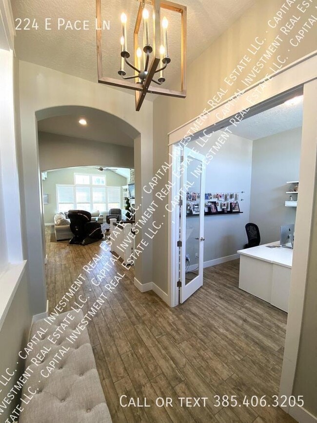 Building Photo - 224 E Pace Ln