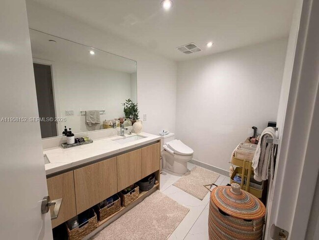 Building Photo - 9901 W Bay Harbor Dr