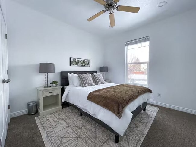Building Photo - Fully Furnished 6 Bed, 3 Bath Home for Ren...