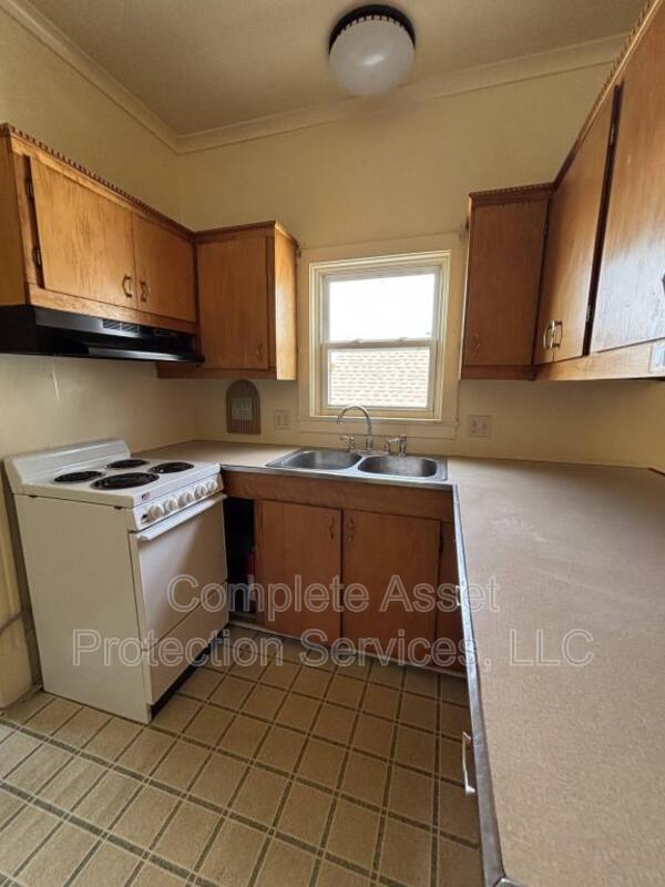 Building Photo - 114 1/2 I St