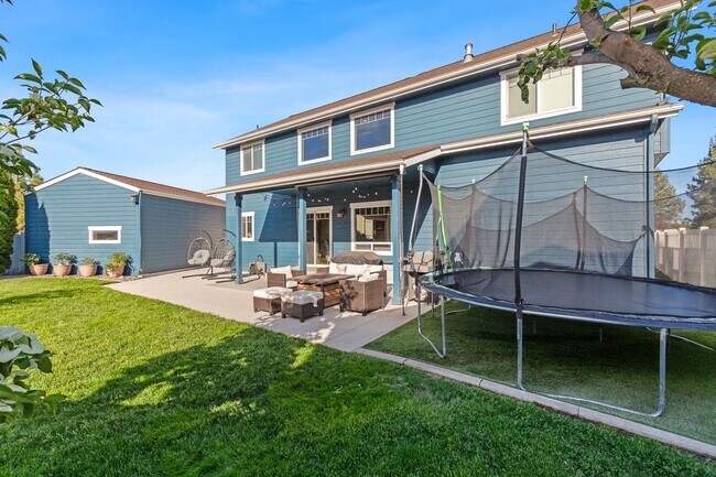 Building Photo - Beautiful, Executive  Home on Cul de Sac i...
