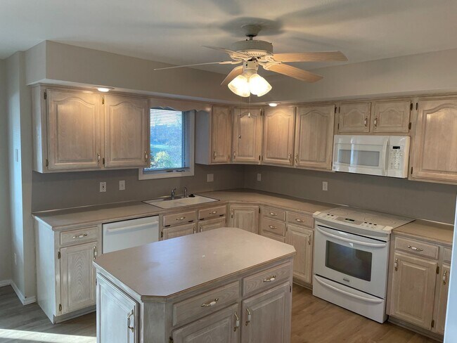 Building Photo - BEAUTIFUL Spacious home with an open floor plan in a great area!